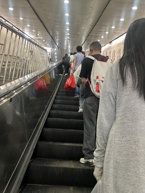 配资门户网官方平台 乘扶梯不倡导“左行右立”，20多年老习惯该怎么改？